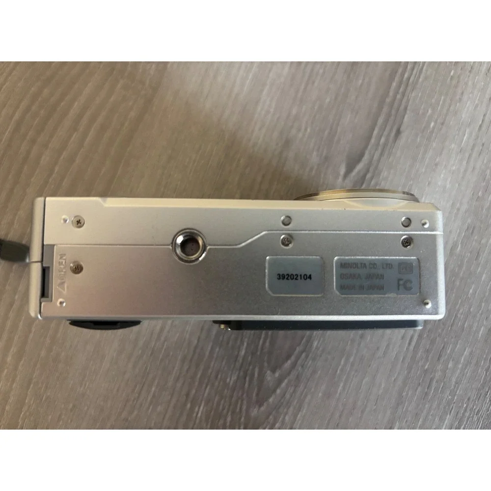 NOT TESTED Minolta Dimage F100‎ Digital Camera Silver 4.0 Megapixels with Case